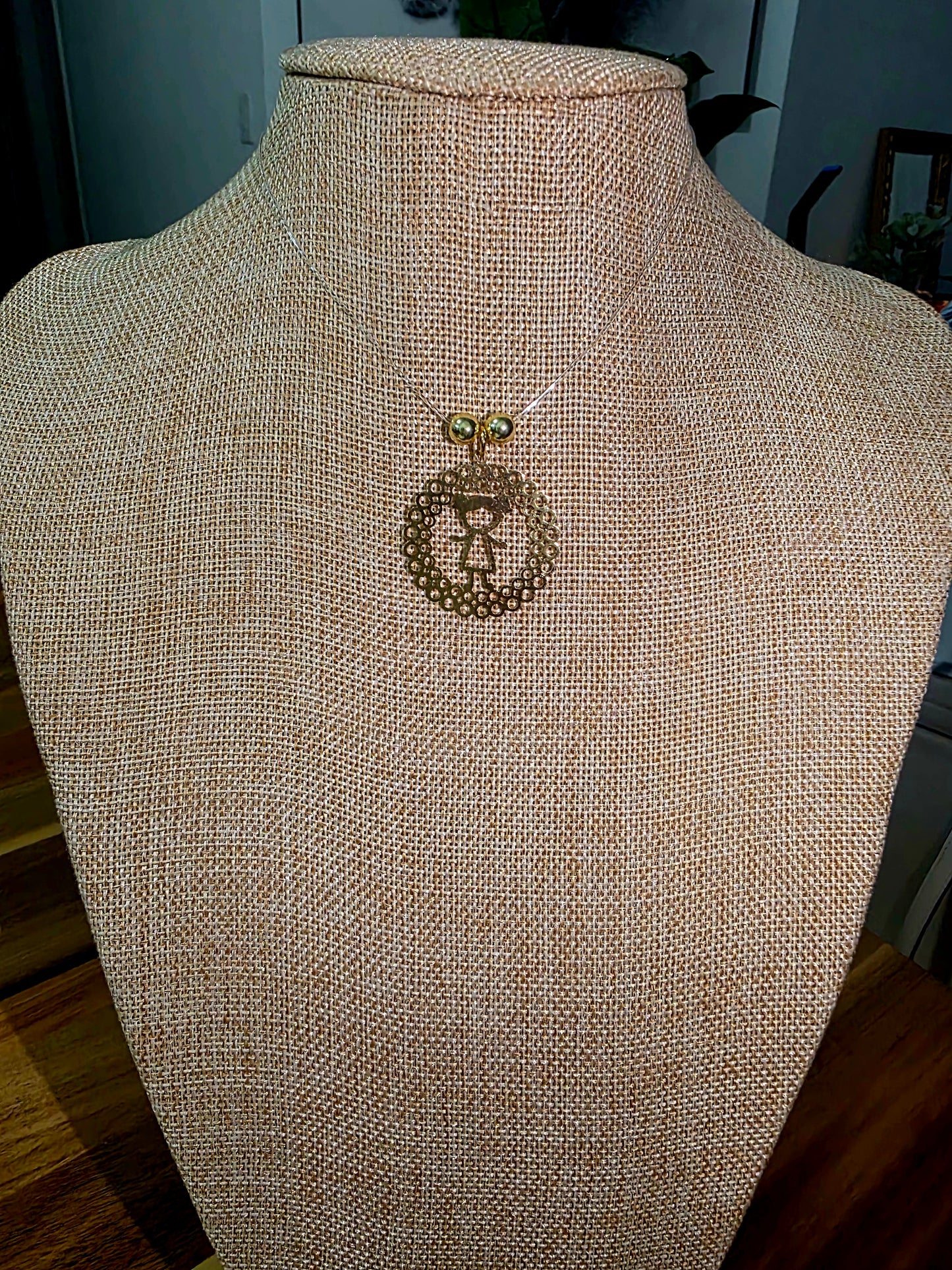 Invisible necklace (girl)