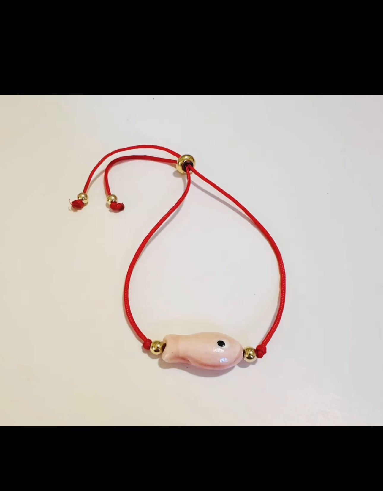 Hilo rojo con pez rosado